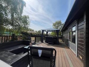 Norfolk 3 bedroom lodge with hot tub