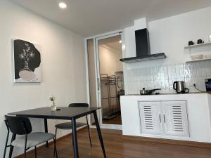 8 mins IconSiam near BTS & PierCozy Room w Kitchen