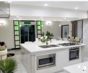 Solara retreat luxury manor -Full Service Luxury Stay