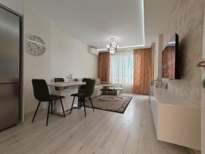 Saharov Fa - Spacious apt with a parking spot