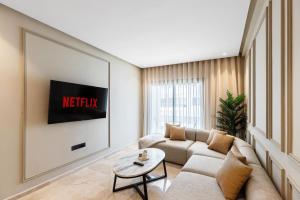 Casablanca Center Smart TV & Luxury Comfort