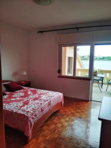 Beautiful room with bathroom first row to the sea with separate shared kitchen - Nin