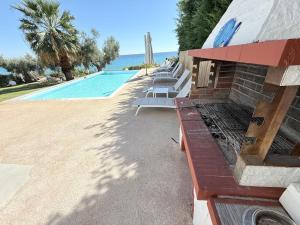 Seafront Villa with Pool Few Steps from the Beach