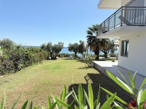 Seafront Villa with Pool Few Steps from the Beach