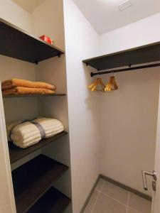 Beautiful Apartment close Barrio Italia, metro with Wi-Fi, suitable for working remotely