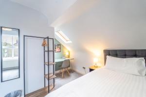4 Bedroom Stylish House in Redditch - Free Parking