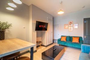 4 Bedroom Stylish House in Redditch - Free Parking