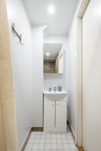 Apartment 6 - Cozy 2BR Apartment, Bus Station, Easy City Access