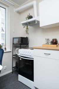 Apartment 6 - Cozy 2BR Apartment, Bus Station, Easy City Access