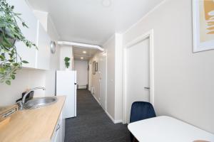 Apartment 6 - Cozy 2BR Apartment, Bus Station, Easy City Access
