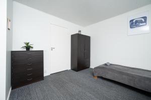 Apartment 6 - Cozy 2BR Apartment, Bus Station, Easy City Access