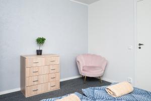 Apartment 6 - Cozy 2BR Apartment, Bus Station, Easy City Access