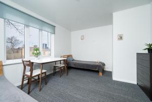Apartment 6 - Cozy 2BR Apartment, Bus Station, Easy City Access