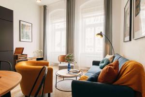 Beautiful Riverside Apartment - Colonnade View