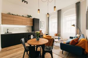 Beautiful Riverside Apartment - Colonnade View