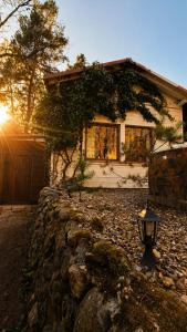 Hidden Rock Cottage - Romantic reatreat and hot tub