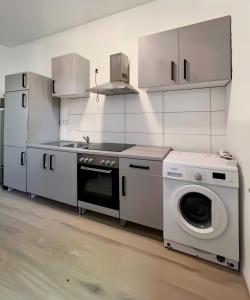 Central Düsseldorf Cozy 2-Bedroom Apartment with Kitchen