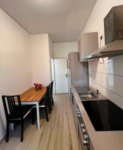Central Düsseldorf Cozy 2-Bedroom Apartment with Kitchen