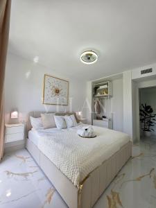 VELA ONE - Luxury 2 Bedroom - Terrace - Pool - Walk to Puerto Banús & Beach