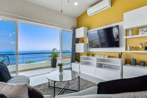 Dog-friendly ocean view penthouse & studio with a full kitchen & kitchenette