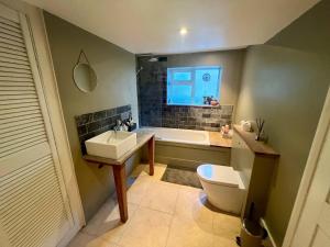 Cozy Guest Room in Vibrant Brighton - Walk to Seafront