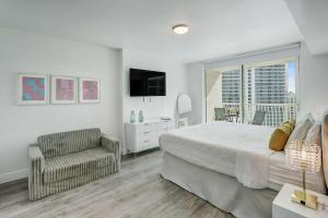 32nd Floor Brickell Condo with Bay Views & Balcony