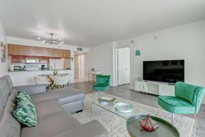 32nd Floor Brickell Condo with Bay Views & Balcony