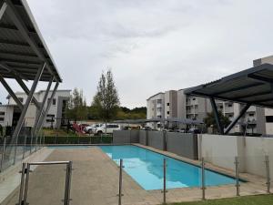 Luxury 2Bed 2Bath Apt With Private Garden And Pool Access in Sandton