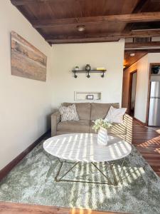 Sunlit Loft, Near GSP and Private Entry