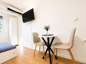Modern Central Studio - 3 min walk to lake