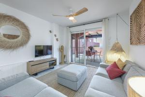 Encantador apartamento con balcón, piscina y vista al mar
