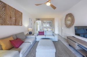 Encantador apartamento con balcón, piscina y vista al mar