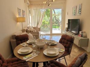 Sunset Seaview Apartment with private patio Dhërmi