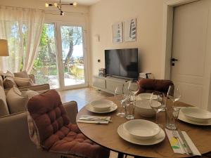 Sunset Seaview Apartment with private patio Dhërmi