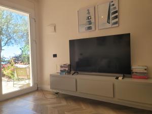 Sunset Seaview Apartment with private patio Dhërmi