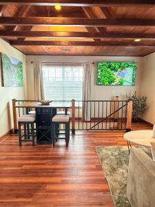 Sunlit Loft, Near GSP and Private Entry
