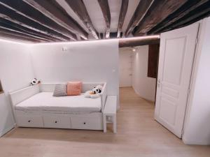 Beautiful 2-Room Apartment in Provence, Galeries Lafayette