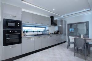Luxurious 5-Bedroom Apartment in La Marsa, Tunisia