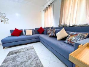 2BR Apartment - WiFi & Elevator Access- 3Min to Centre