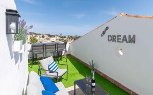 Few minutes walk to the Beach, Restaurants, Bars, Supermarkets and more!