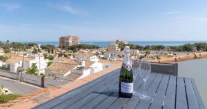 Few minutes walk to the Beach, Restaurants, Bars, Supermarkets and more!