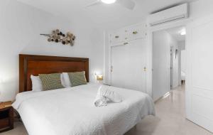 Few minutes walk to the Beach, Restaurants, Bars, Supermarkets and more!