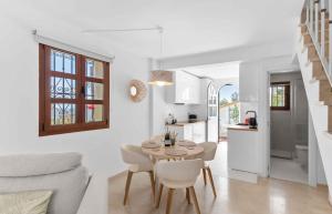 Few minutes walk to the Beach, Restaurants, Bars, Supermarkets and more!