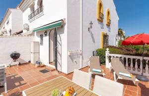 Few minutes walk to the Beach, Restaurants, Bars, Supermarkets and more!