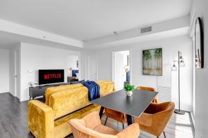 Family-Friendly 3BR Suite - Near CN Tower