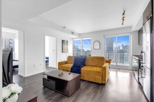 Family-Friendly 3BR Suite - Near CN Tower