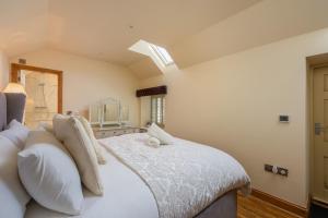 Wisteria Cottage & Barn - SLEEPS 10 and welcomes dogs