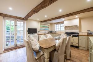 Wisteria Cottage & Barn - SLEEPS 10 and welcomes dogs
