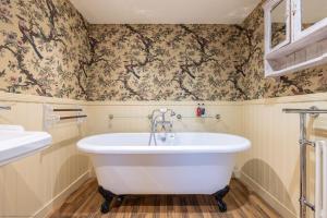 Wisteria Cottage & Barn - SLEEPS 10 and welcomes dogs