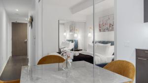 Prime Location 1BR with Queen Bed - Near Dundas Square